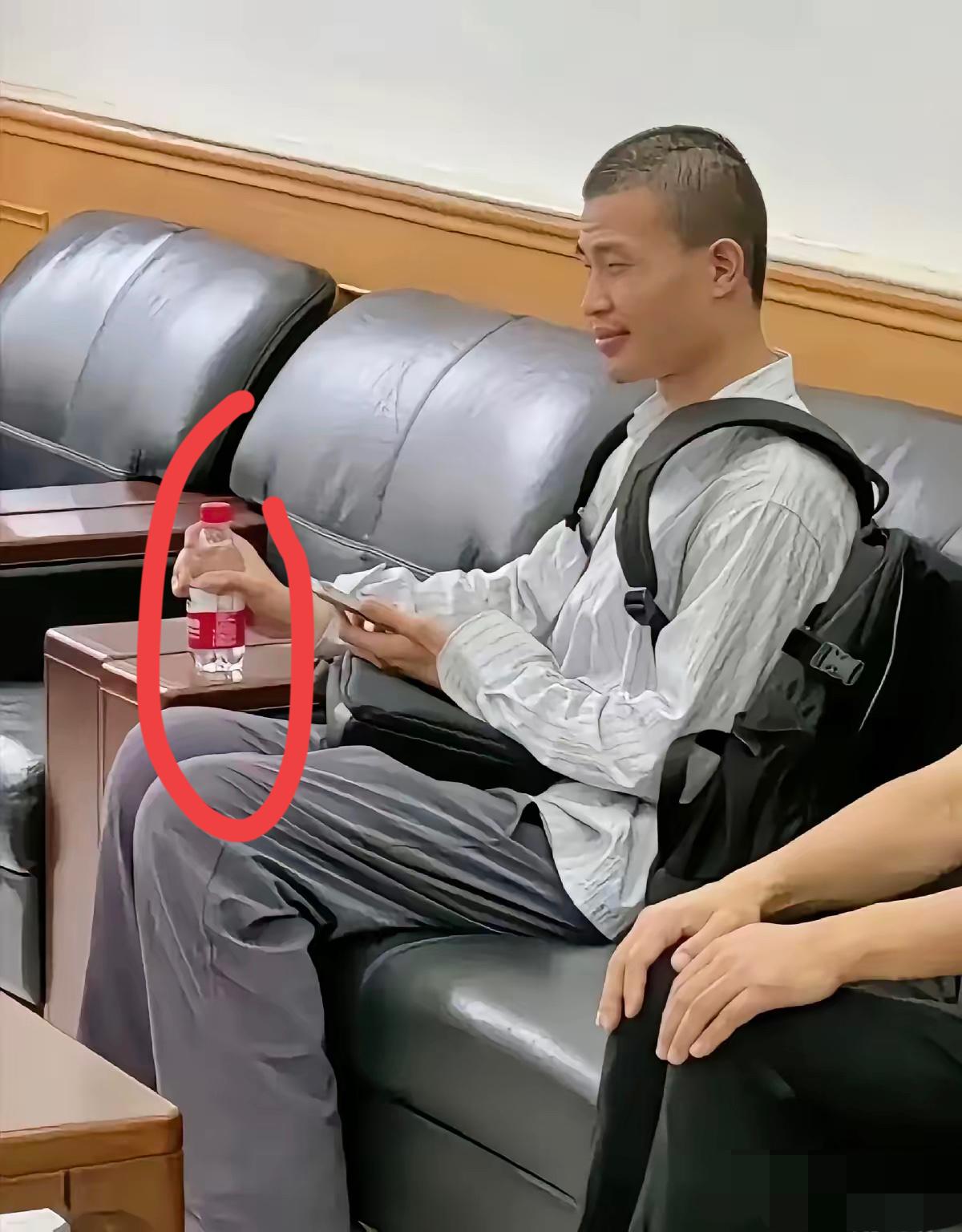 韦东奕喝的是什么牌子矿泉水