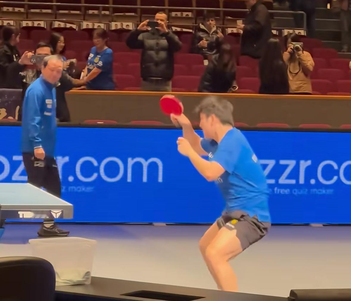 樊振东德甲比赛前——全场合唱了海阔天空12月21日，樊振东德甲第11轮，萨尔