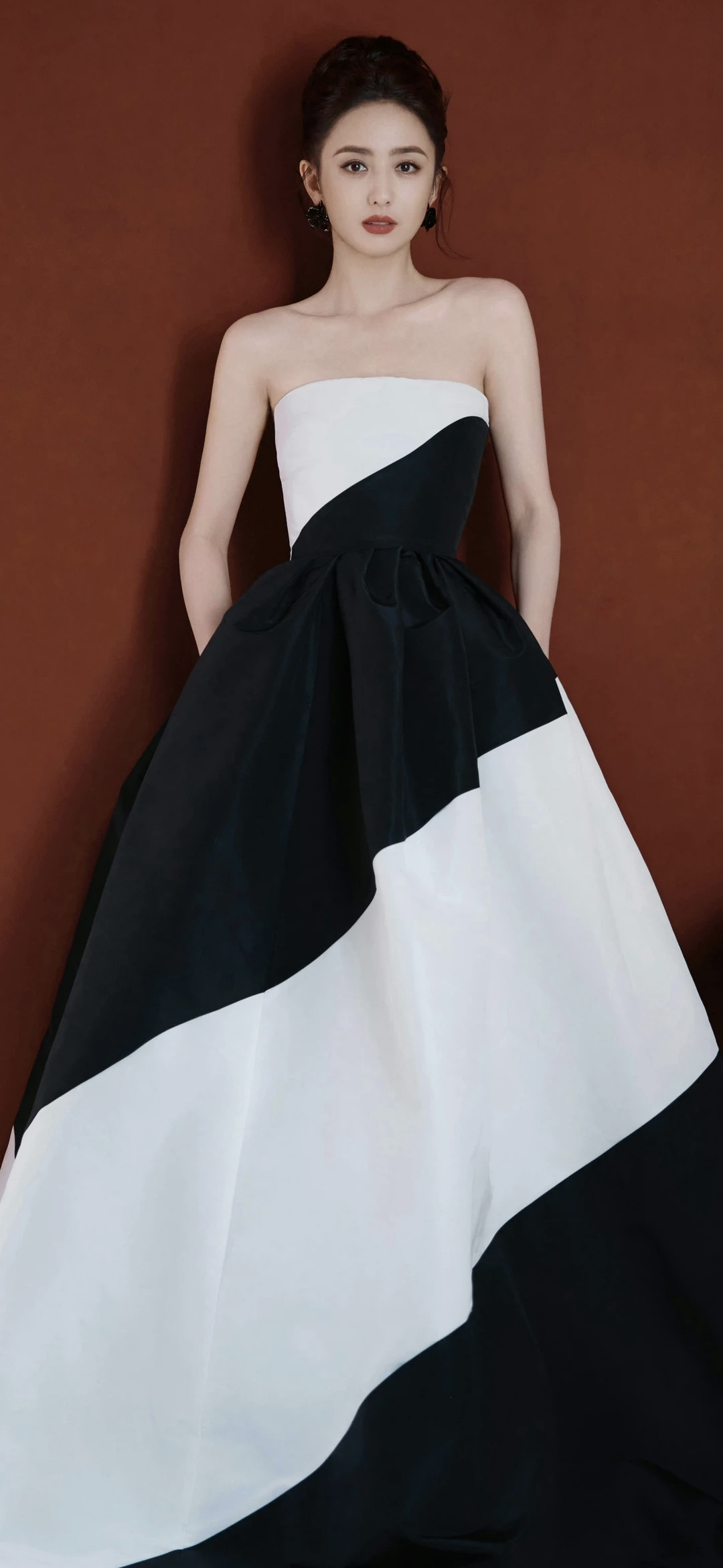 佟丽娅真是气质熟女，女人味十足。她最近那组高开衩黑裙写真，把“复古贵气...