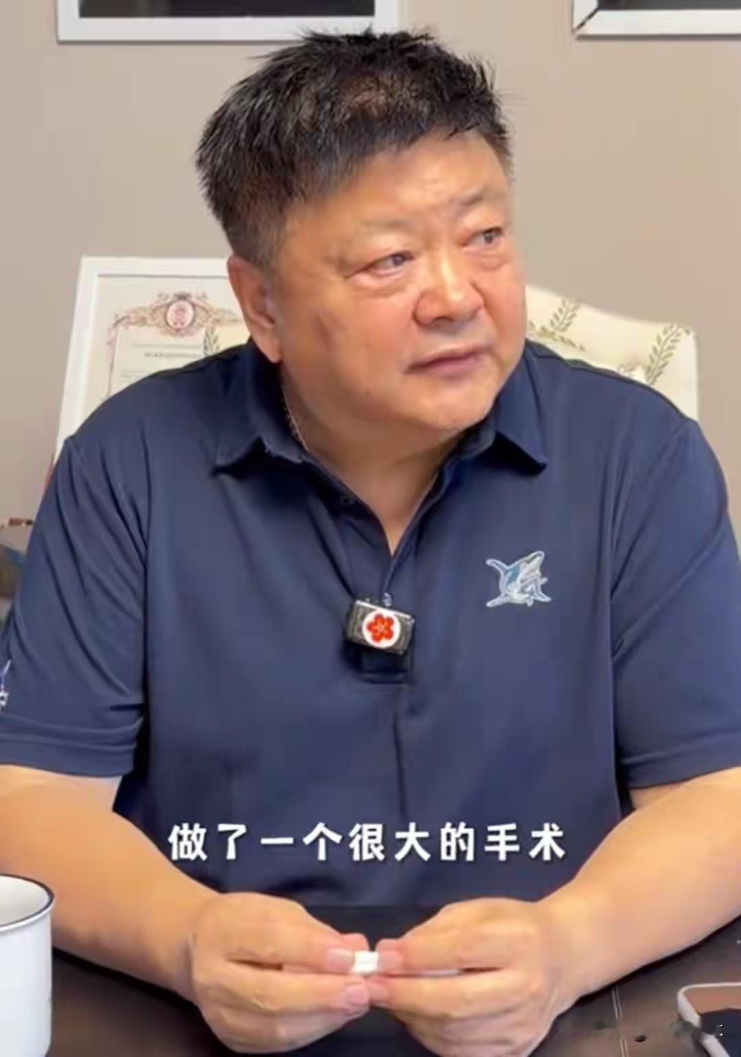 演员洪洋在采访中谈及父亲洪剑涛的大病经历，现场情绪绷不住当场落泪，让人十分感慨。