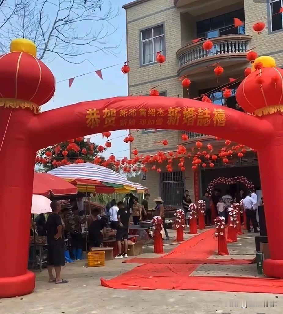 我大学同学昨天结婚，让人意想不到的是，他居然一个同学都没邀！结婚当天就