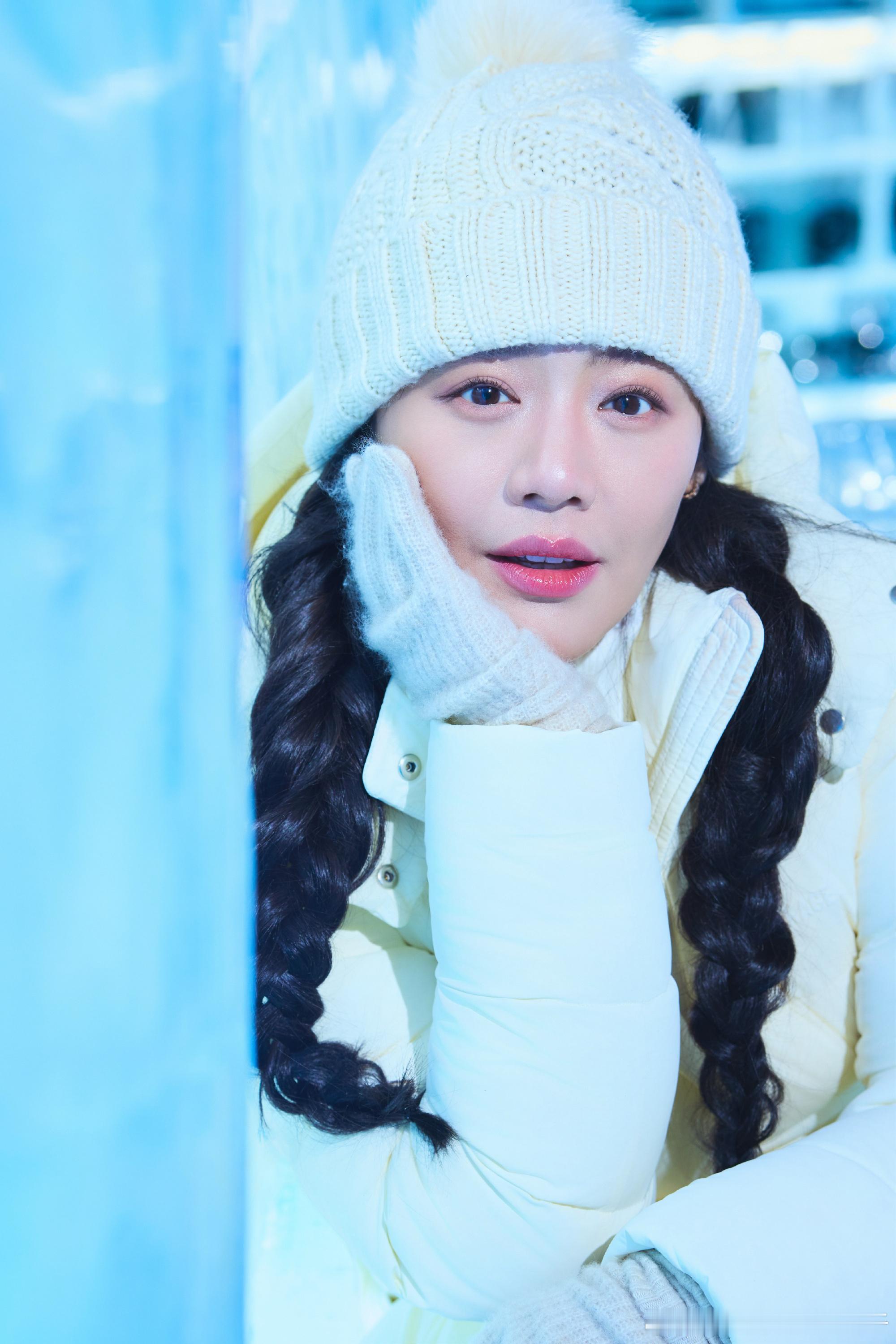 马思纯也去了冰雪大世界2025年12月20日晚，马思纯现身哈尔滨冰雪大世界。她穿