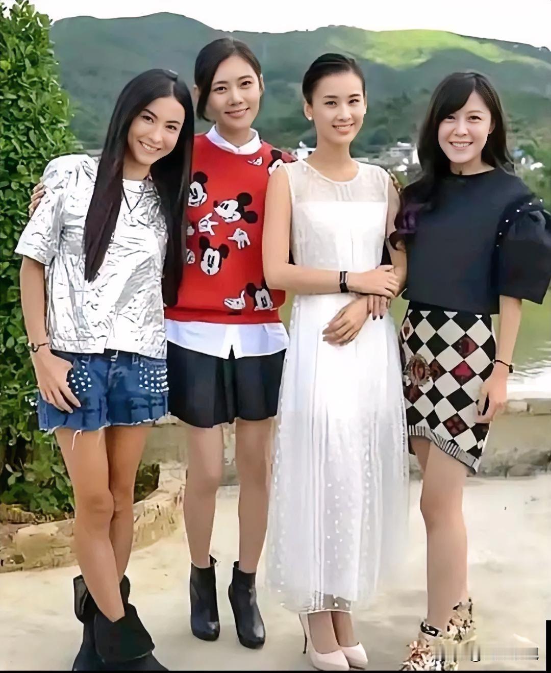 仔细看，画面中的美女刘亦菲珠光玉色，娇柔腰柳，华骨端凝，如月里嫦娥。其他三位个个