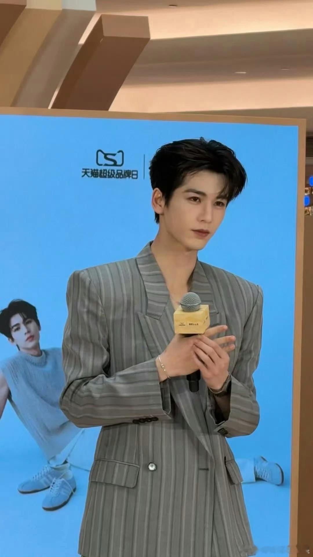 张凌赫我是你们的superbaby吗这生图我不多说！此男满分