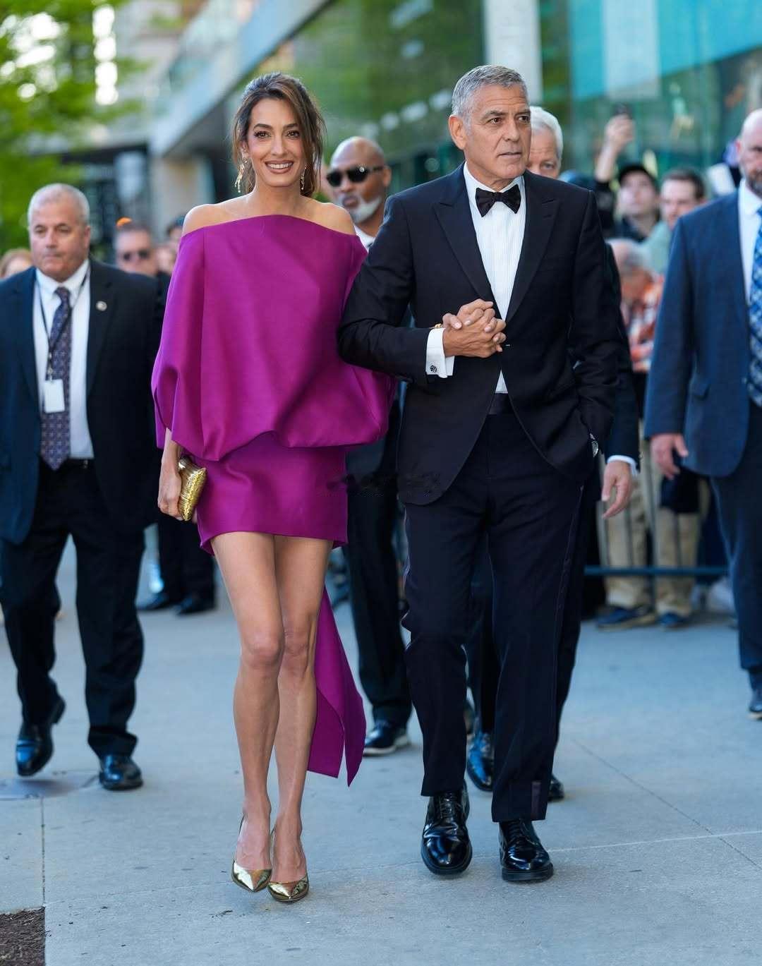 在纽约举行的卓别林奖颁奖典礼👇💕乔治·克鲁尼和太太Amal（Amal穿的是B