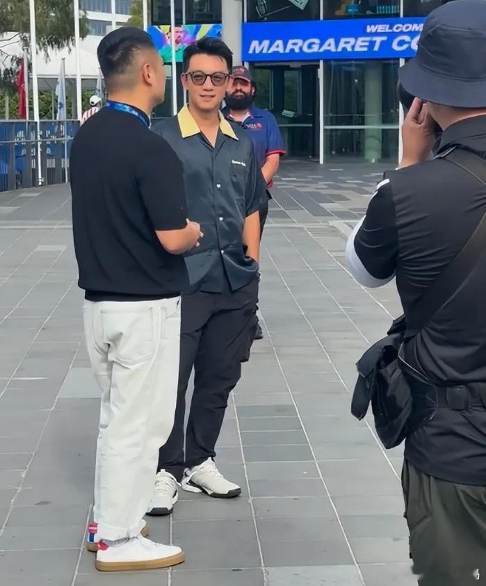 郑恺带着苗苗去看澳网了，不过墨尔本30度的高温苗苗还要穿着这么厚的外套身体真的是