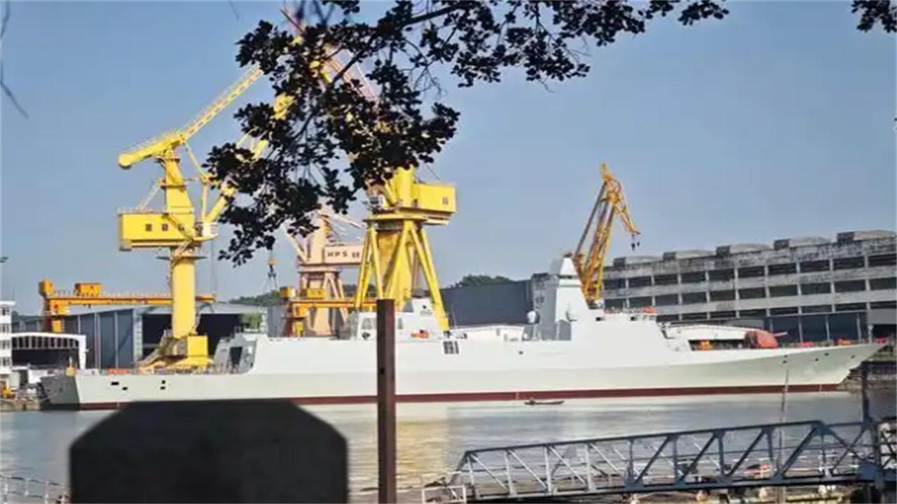 中国新护卫舰入列！32垂发构筑火力网，与美潜艇展开无声较量最近，一艘舷号54