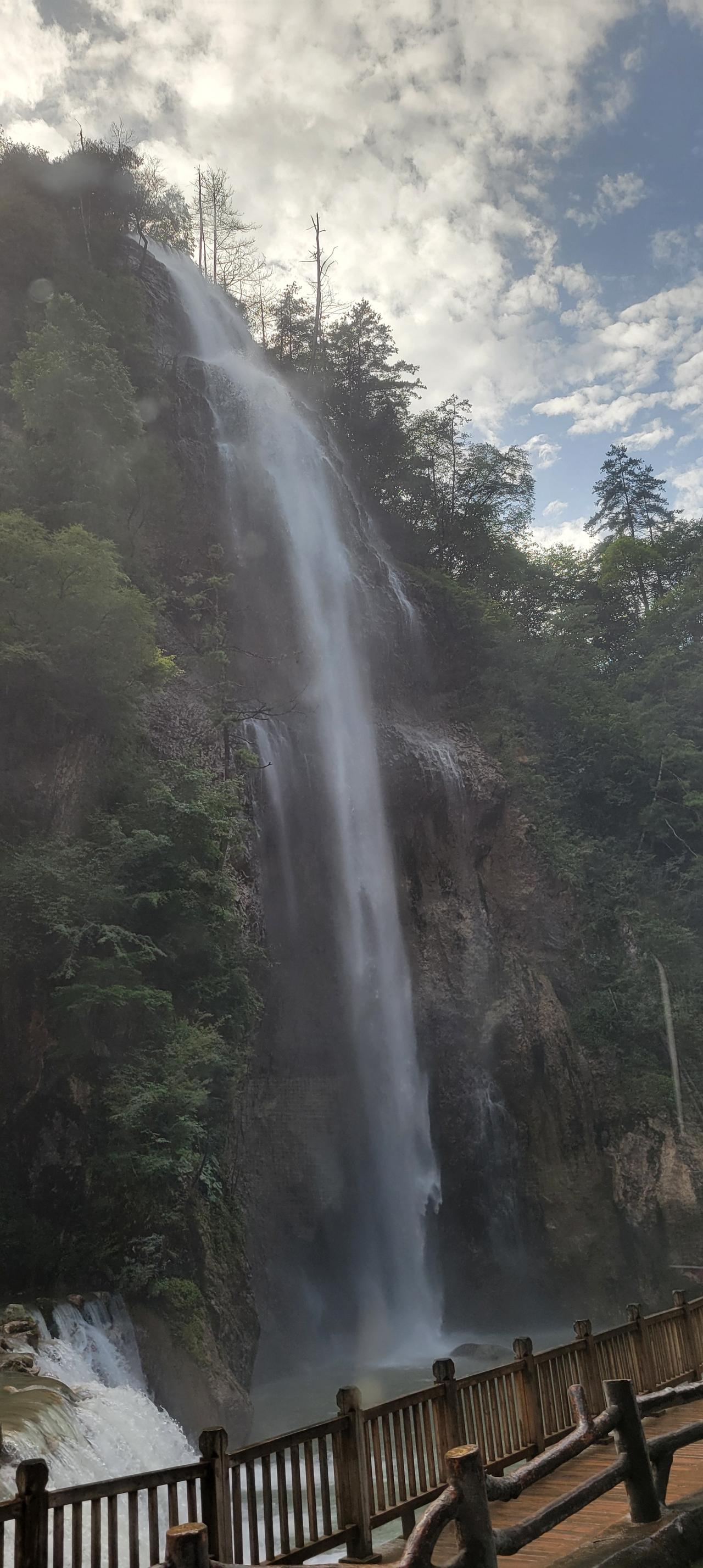 人生可以湍急如瀑布，也可以平静如止水，更有攀登不完的高山。什么时候干什么事，只要