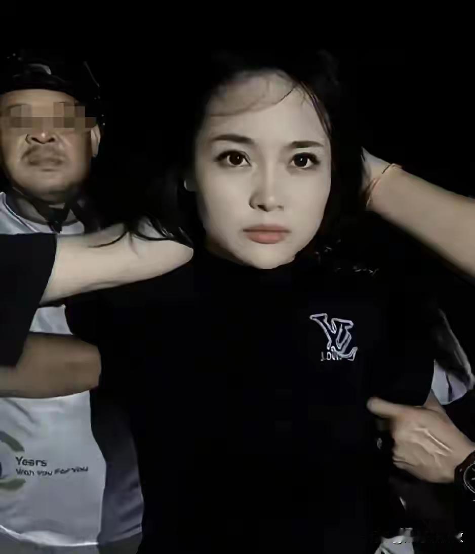 柬埔寨女子劫囚案背后：清纯面孔掩盖的秘密，捕获瞬间被记者“摸脸”引发全民热议！