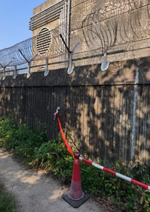 香港柴湾，两名外籍男子悄悄闯进了港铁柴湾车厂，在一列地铁车厢外壁乱涂乱画，被工作