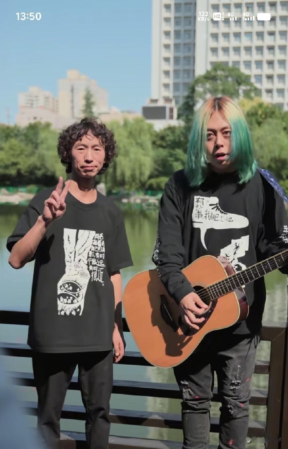 别人笑我太疯癫，我笑他人看不穿。近日，庞麦郎和他的吉他手接受访问时说：“从来都没
