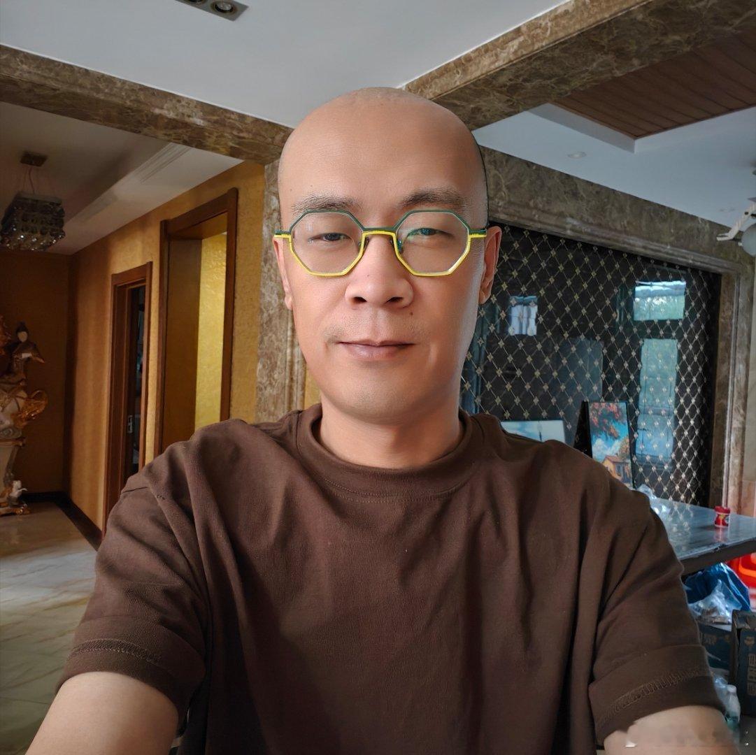 帮我选个眼镜，哪个帅？1还是2？​​​