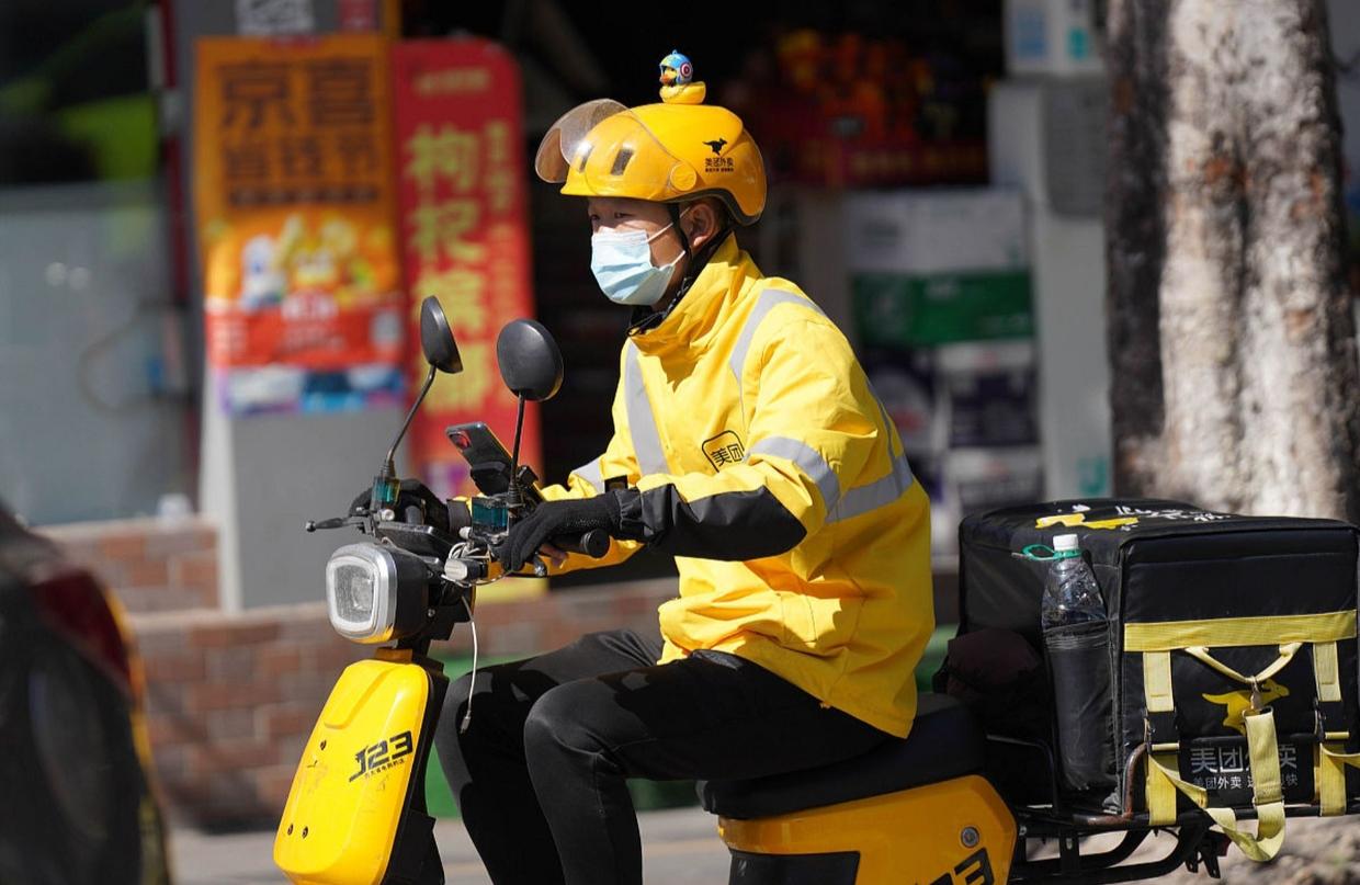 近期外卖骑手张学强通过跑外卖，在5年时间内攒下112万，又上了热搜，他极高的跑单