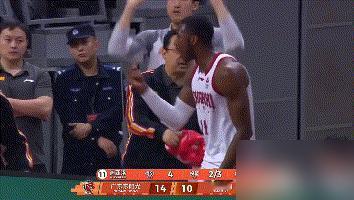 高举双手自证清白，低头“数钱”预定罚单。1月24日的粤晋之战，迪亚洛活成了一