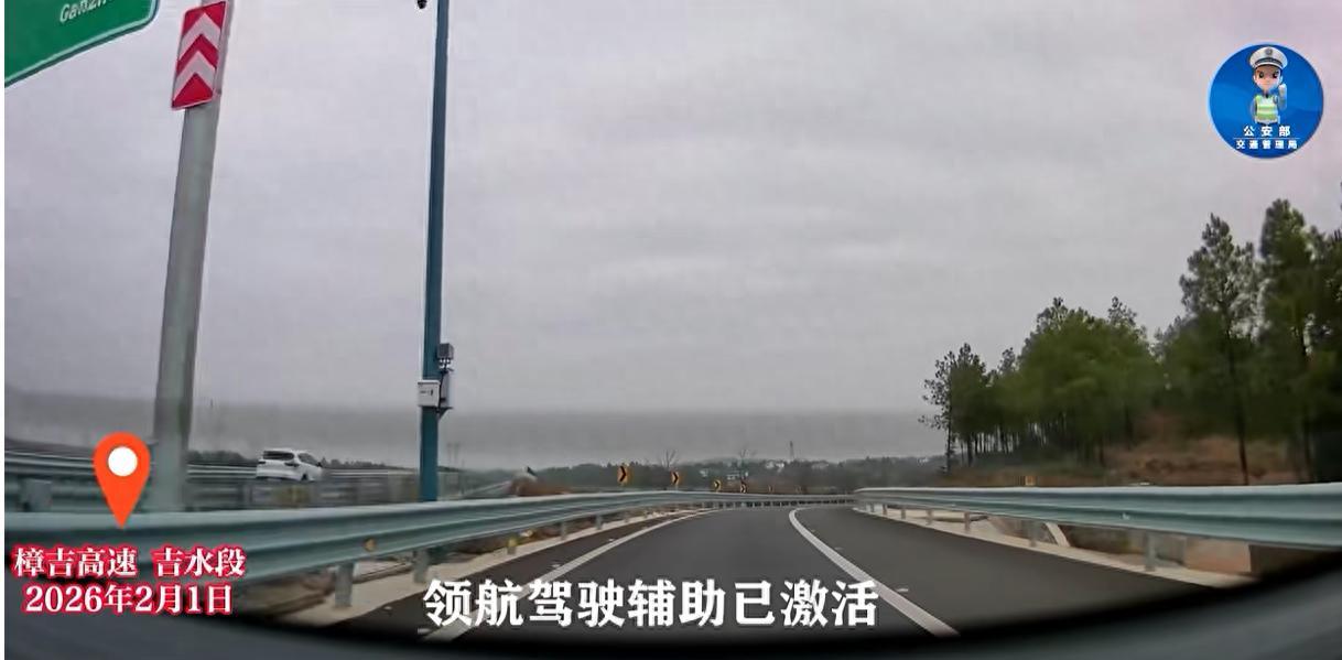 心够大的！江西樟吉高速，一男子驾照考下来还没有半年，就开着朋友借来的新车去上高速