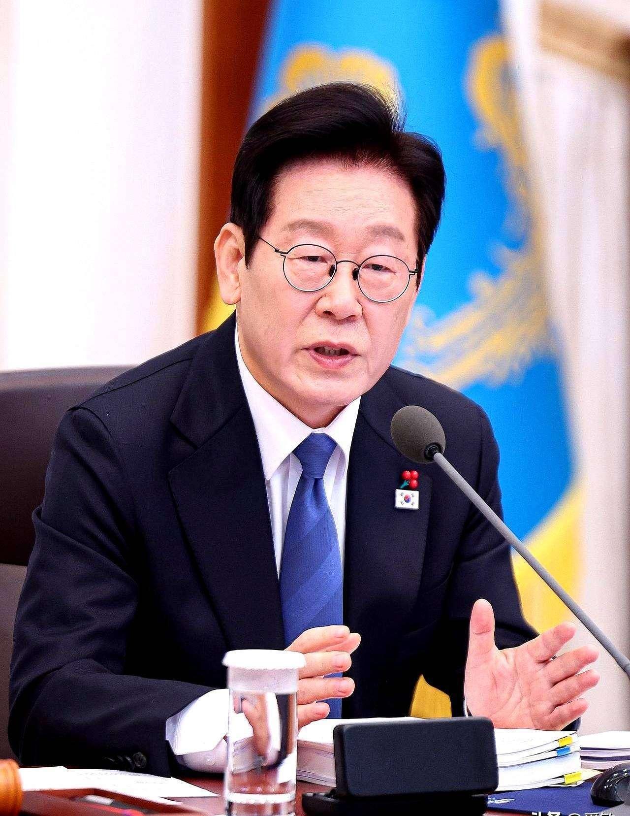 🌞尴尬拉满！李在明辗转多国访蒙古拿下21项合作协议，想摆脱中国稀土依赖却全