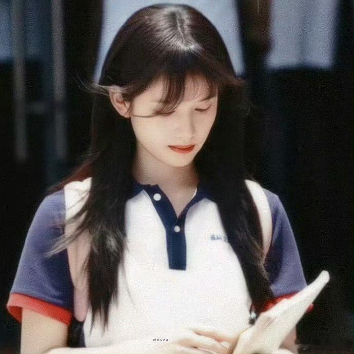 张婧仪含泪又挑衅的笑野狗骨头张婧仪演技细节拉满，含泪又带锋芒的笑容，藏着不甘、