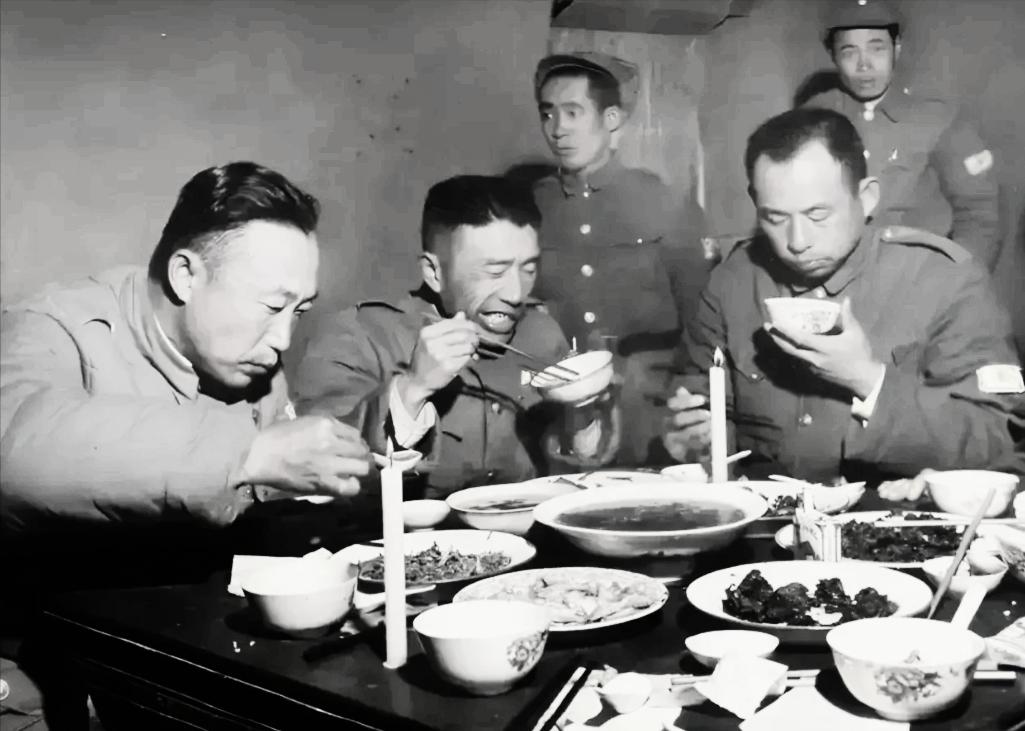 淮海战役期间，一张老照片暴露了国军的腐朽。那张照片里，最先落到人眼里的，是坐