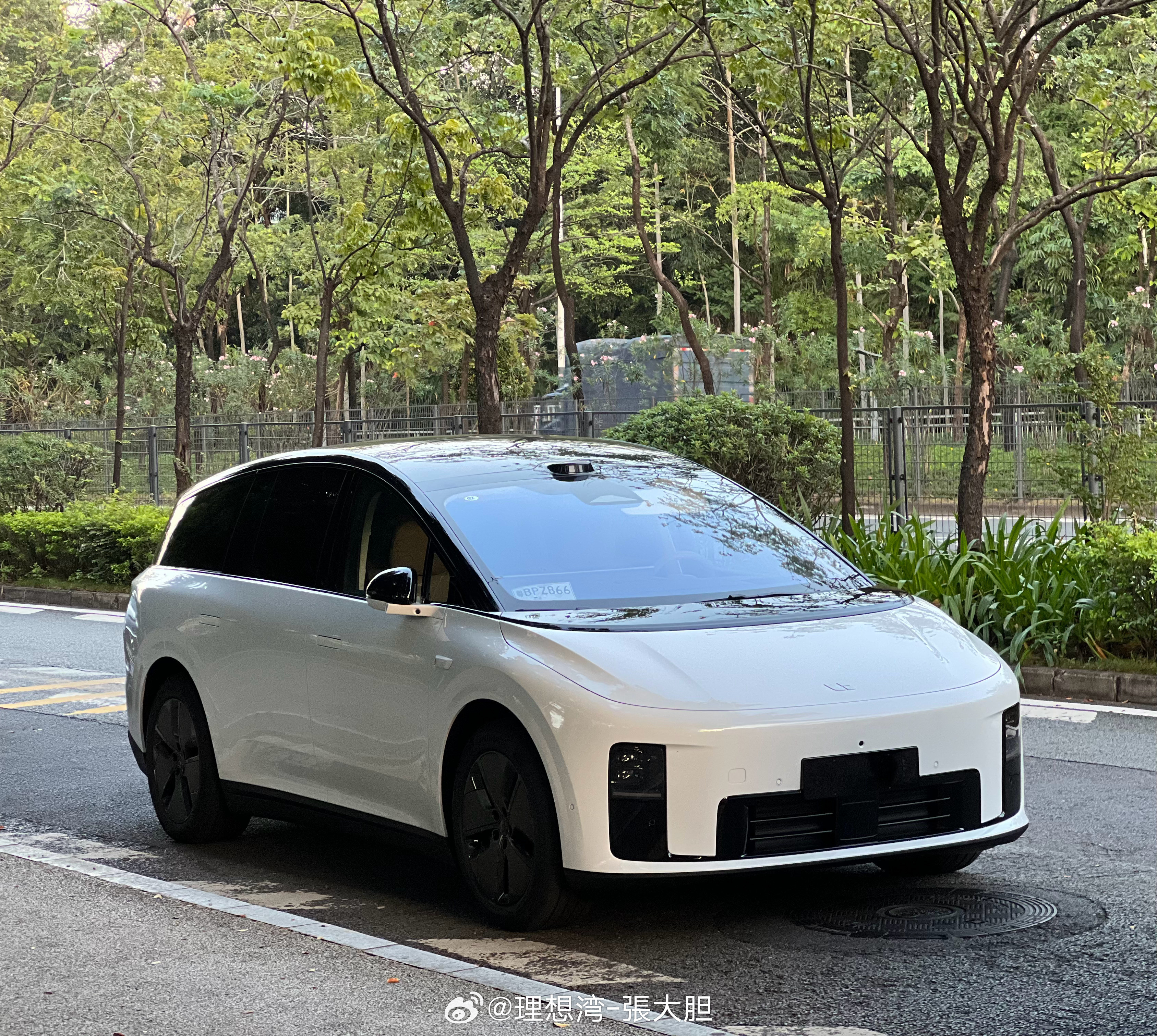 放学了！校门口的理想i8也多起来了​​​
