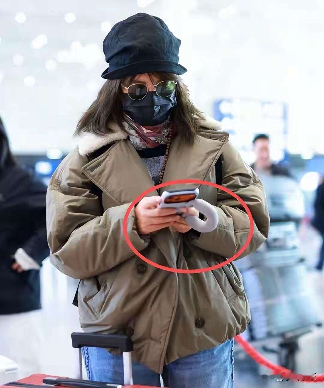 近日赵薇被拍，身着普通的棉袄与牛仔裤，看上去和普通人并无二致。自她离婚后，便逐渐