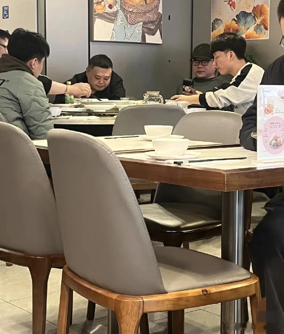 岳云鹏与孙越的海外相声专场巡演正在进行中，继法国巴黎场结束后，两人又来到英国伦敦