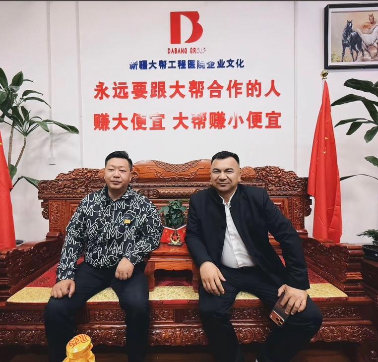 新疆神秘富豪，大邦建设艾总，为什么能和张大炮坐到一起去？张大炮远在广东中山做灯具