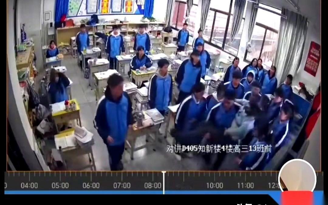 那个一把抱起老师就往外冲的男孩子，真的，帅爆了。我敢说，这是他这辈子最帅的一个