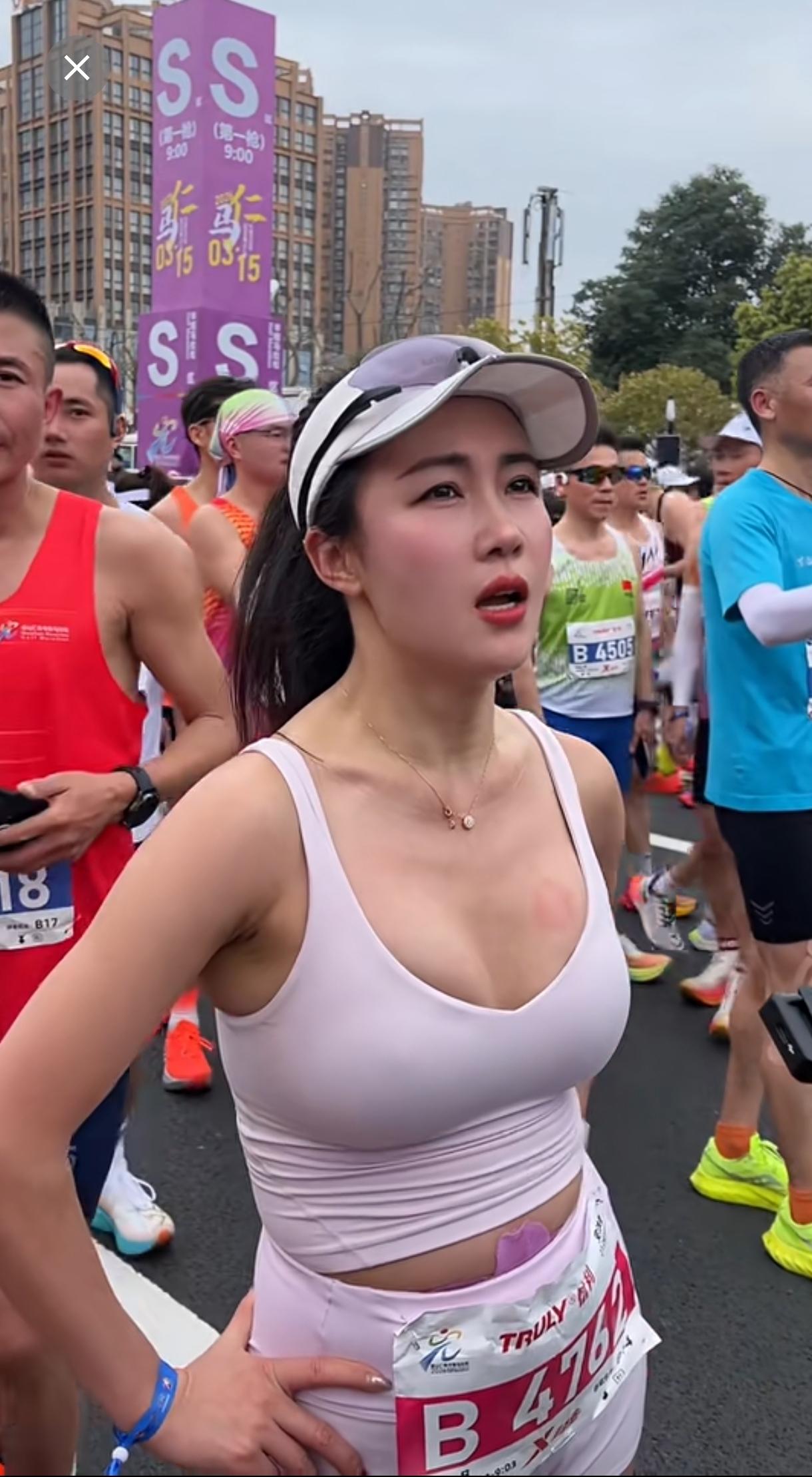 美女都是马拉松上的靓丽风景线。还是大圣帅风姿绰约，活力四射。这美女比那个护士漂