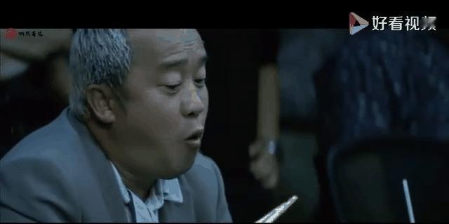 盒饭扫在地上那一秒，导演喊停，说“太假了”。但曾志伟说，不行。死的是兄弟，是