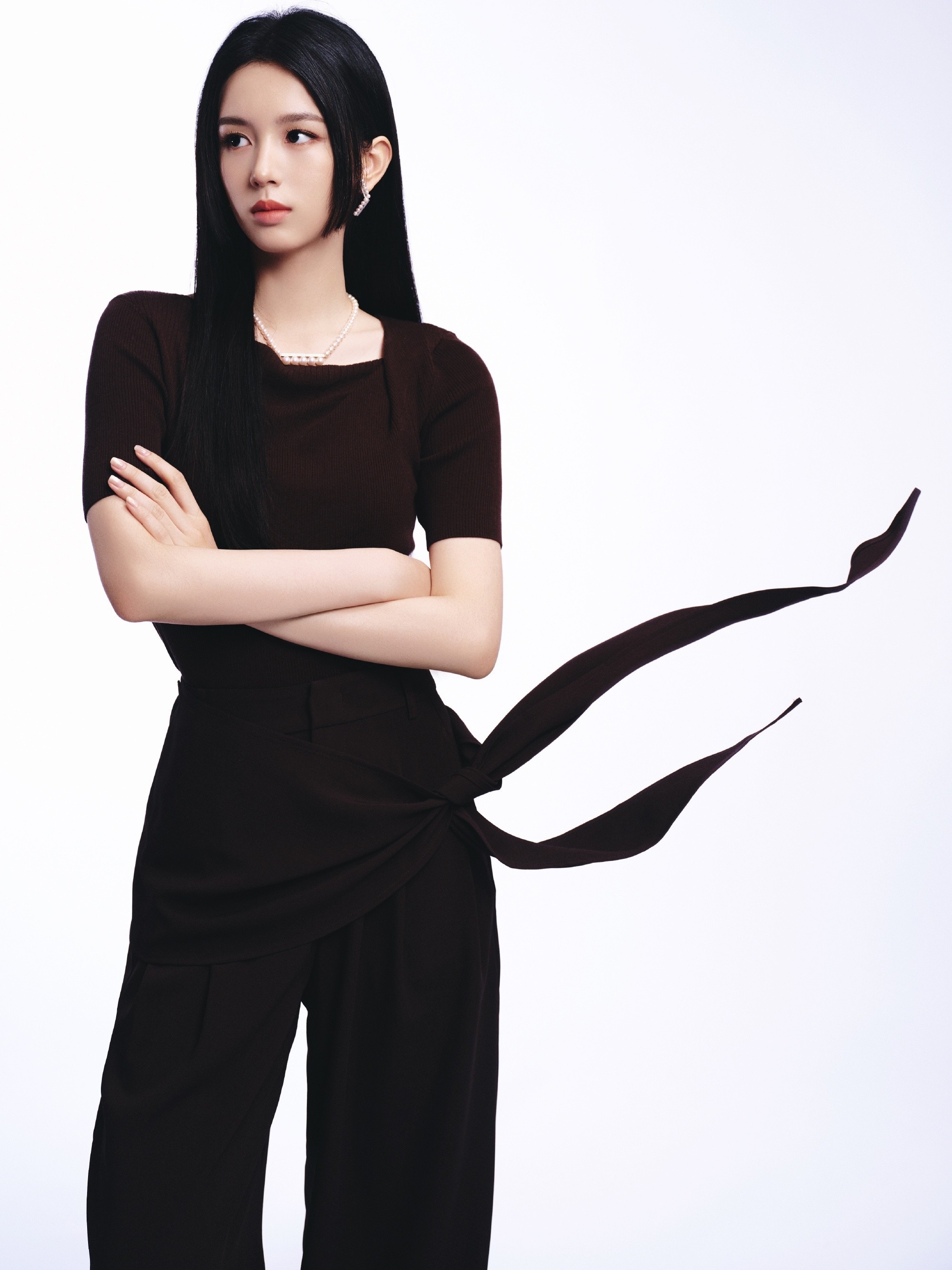 周也今日在武汉出席HOPESHOW品牌活动，以公主切黑长直发型亮相