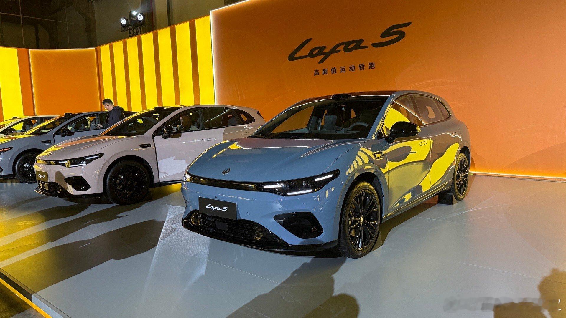 幸亏及时从发布会现场打车赶回酒店，不然就吐人发布会上了…趴在马桶上吐到肚子抽筋、