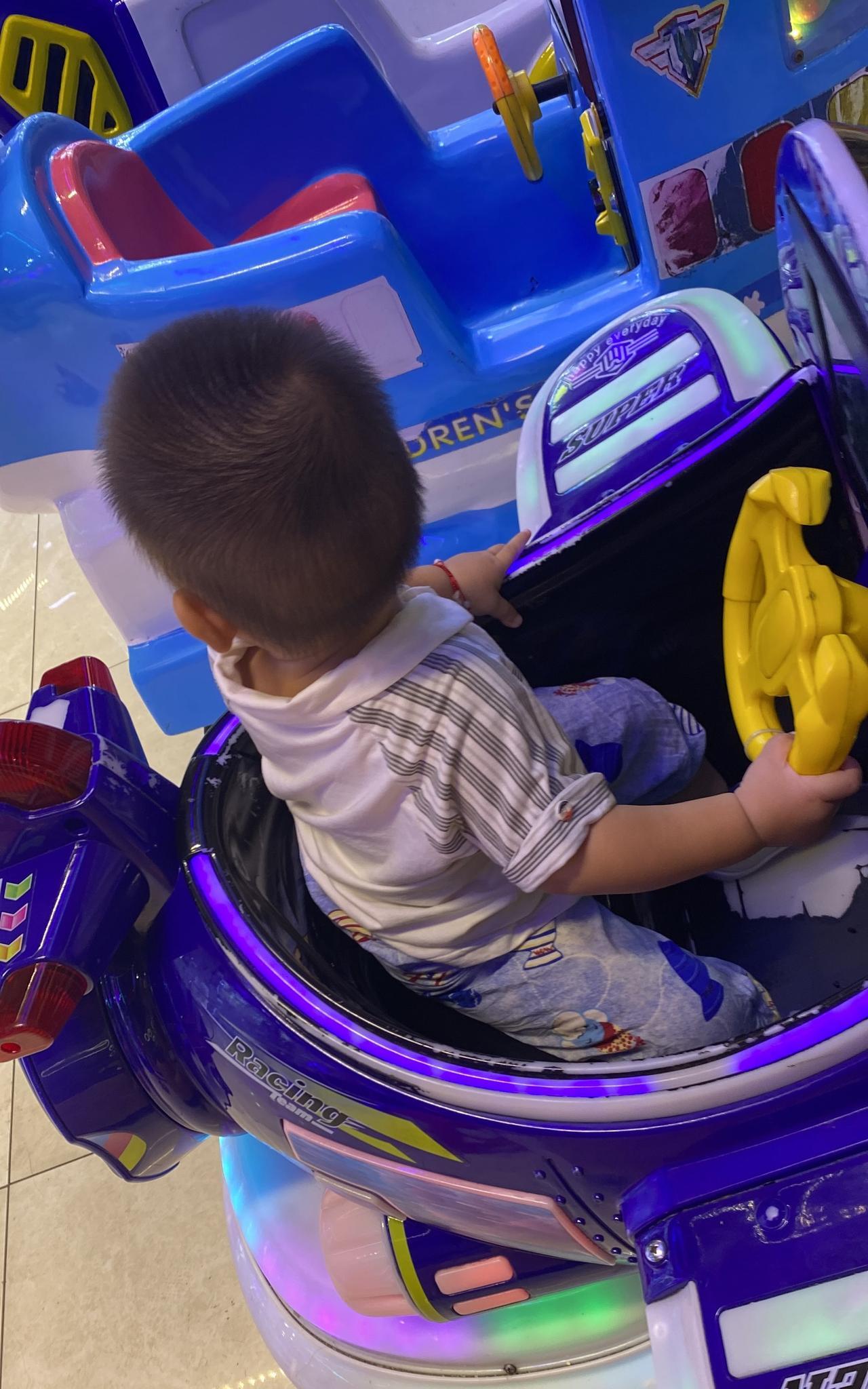 带娃以后才知道：1.晒太阳直晒宝宝脚心可以增强免疫力。2.户外运动不是出门去
