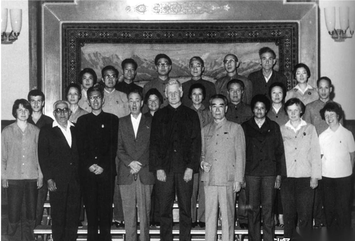 这张照片，猛一看，一群“老外”，71年，人民大会堂。但你仔细看他们的眼神，看他