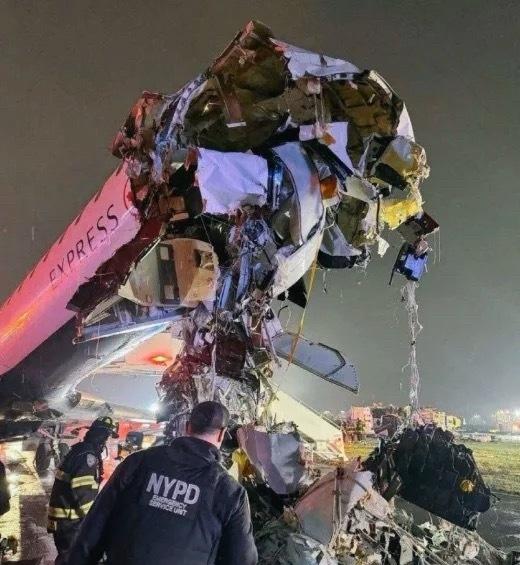 在撞击发生前的几秒钟，塔台管制员突然语气急促地向消防车喊话：“Stop,sto