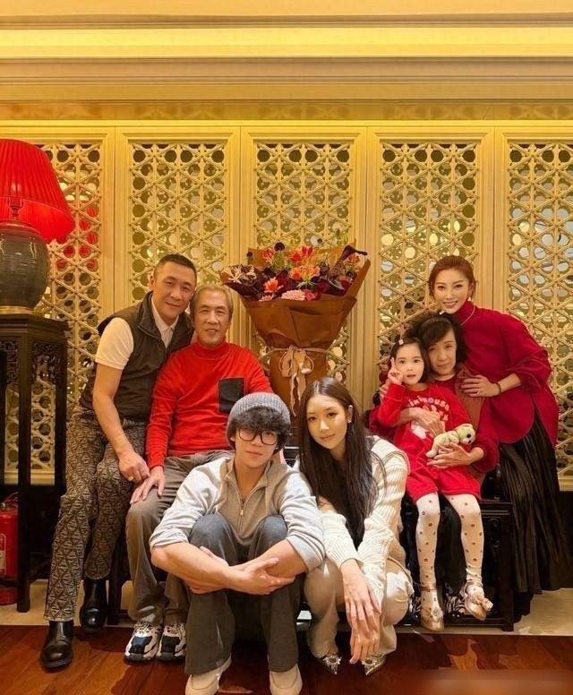 章子怡哥嫂庆祝结婚20年，女儿月亮近一米七染黄发像小超模，眉眼神韵像姑姑，网友：