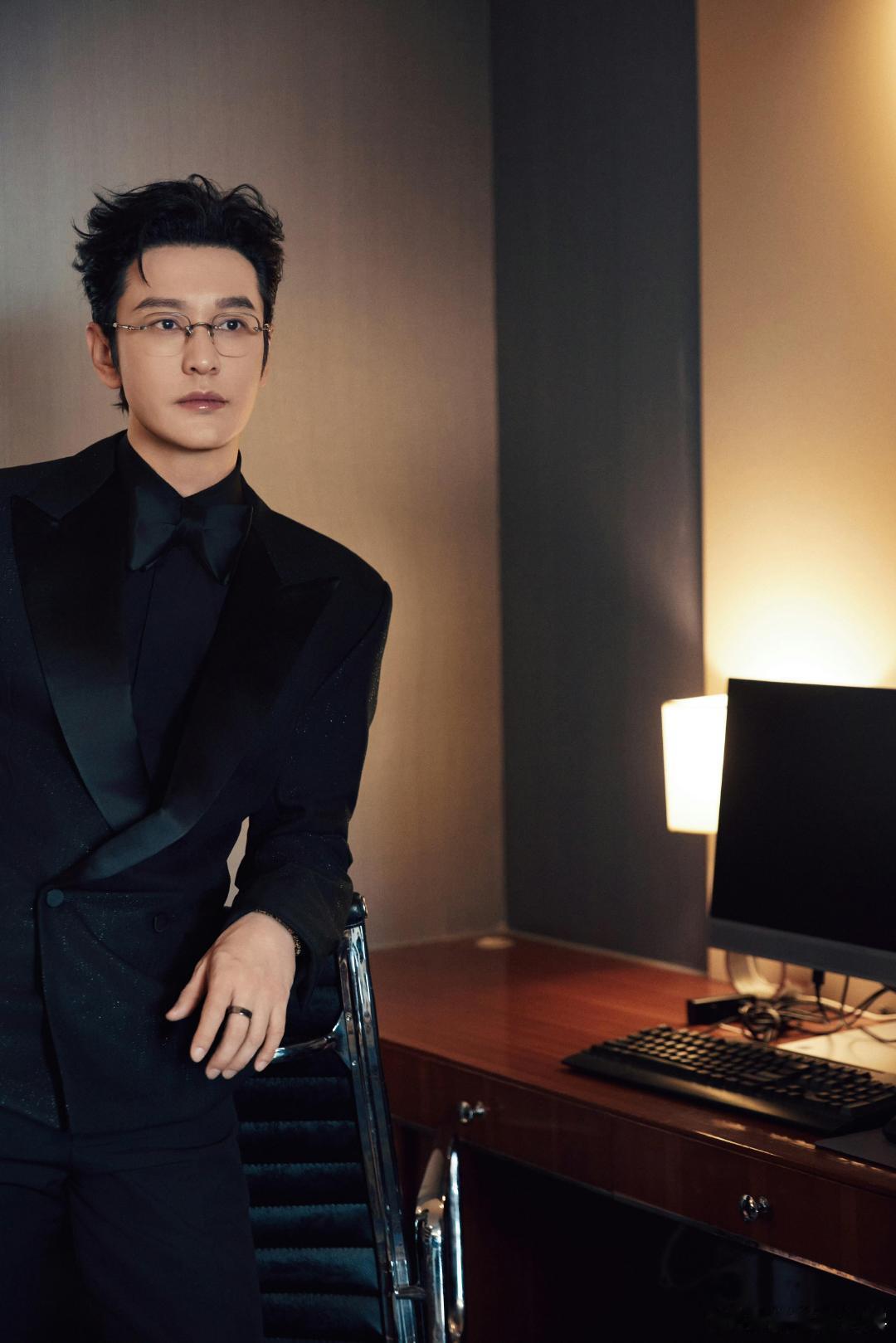 笑不活了！棣棣是真敢说啊，直接吐槽晓明哥“别嘟嘴当小猫咪”，还上手往他脸上抹锅