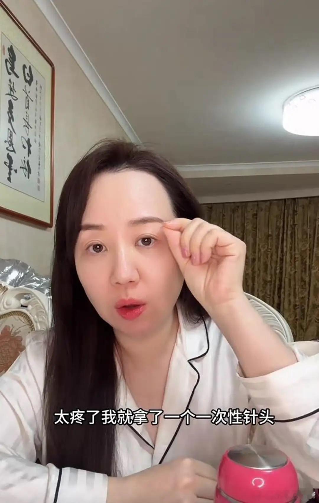 关凌13岁儿子眉尾长火疖子，用针挑破后变严重，到医院手术缝4针！