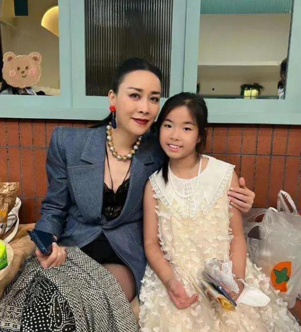 那英19岁女儿罕见现身演唱会，长相气质大变，童年趣事惹人怀念那英新一轮个人巡