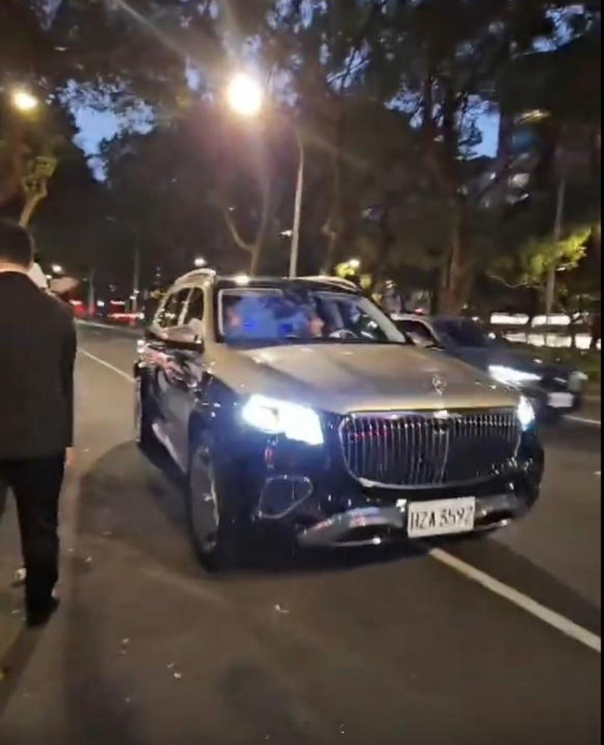 黄仁勋是真的喜欢奔驰，座驾包括有：迈巴赫S680、迈巴赫GLS600