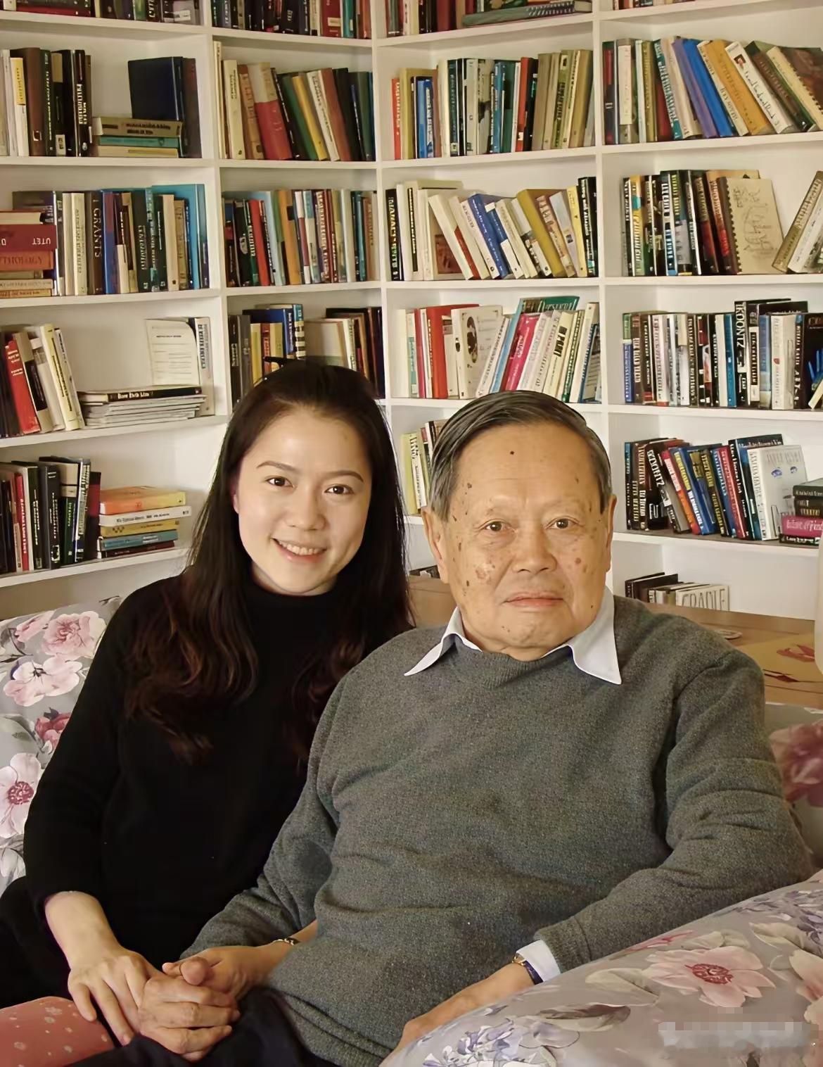 小时候不懂，不知道翁帆图什么。后来长大了，工作了，通晓世事后就懂了。翁帆离异再找