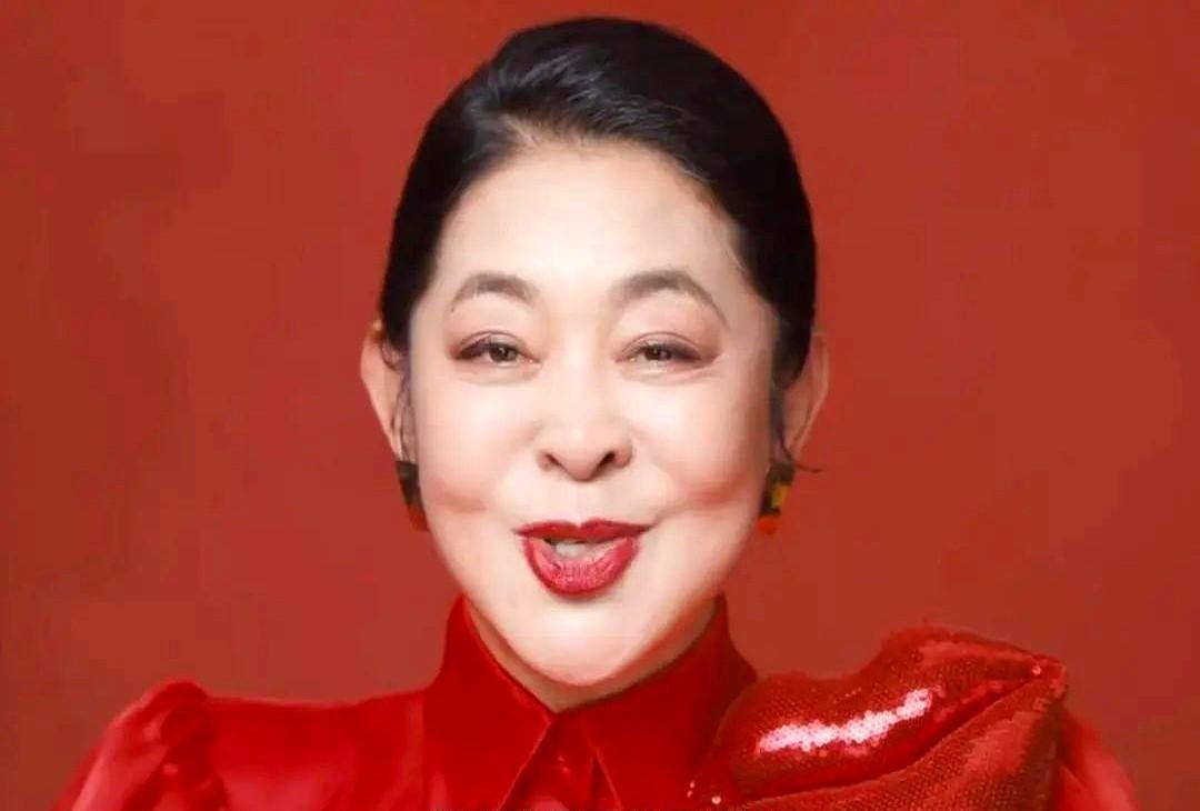 66岁的倪萍在母亲节大片里亮相时，评论区炸开了锅。镜头里她尖到能戳破气球的下巴