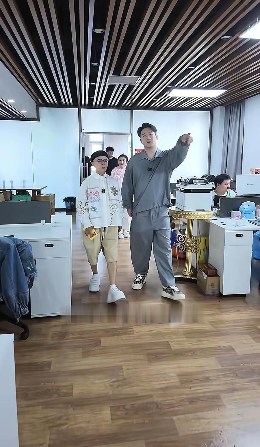 金龟子：老曹，你这听云轩总部，比我当年演播室还大。曹云金：金龟子老师，您随便