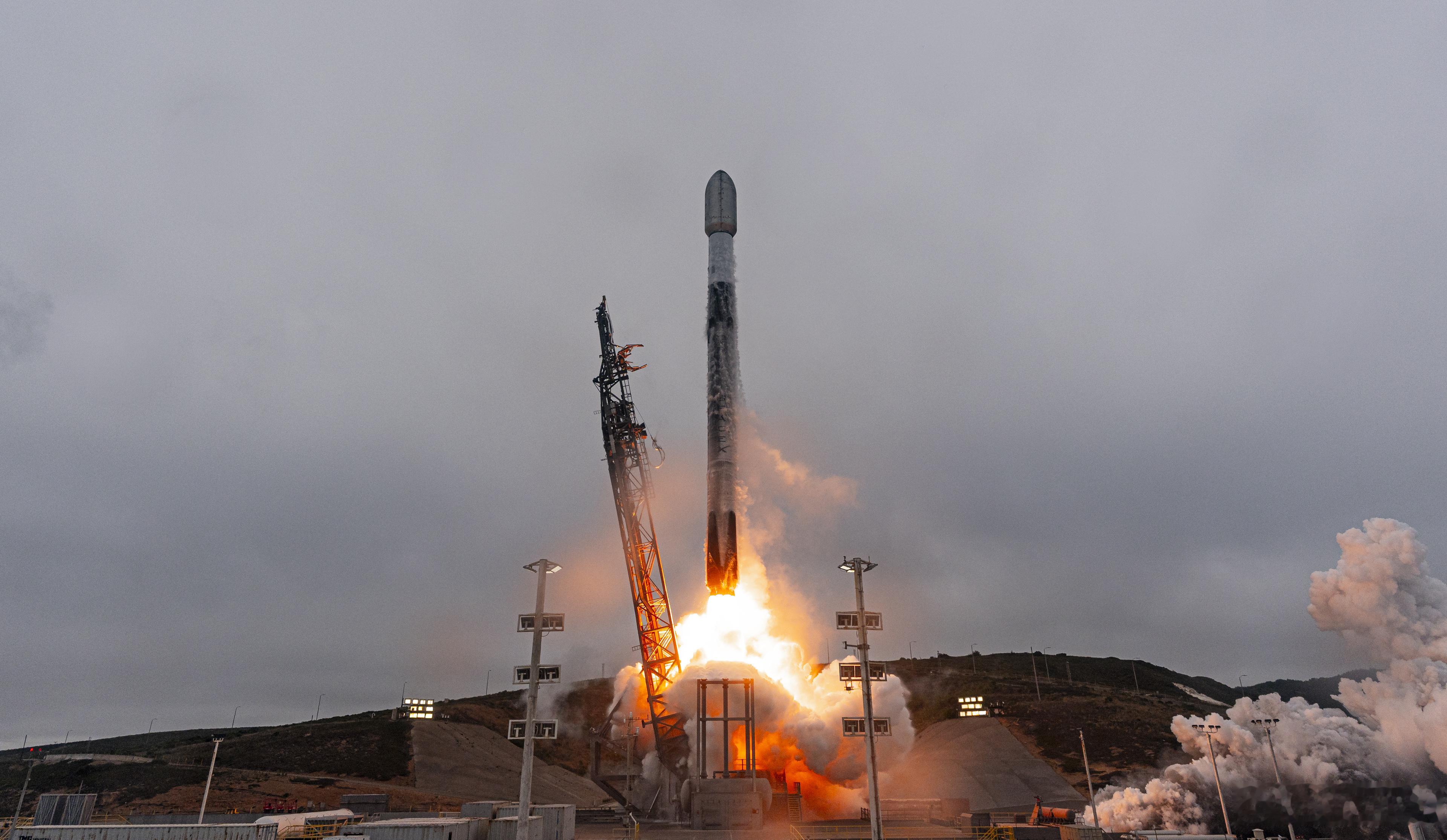 北京时间2026年6月15日23时34分，SpaceX从范登堡太空军基地SLC-