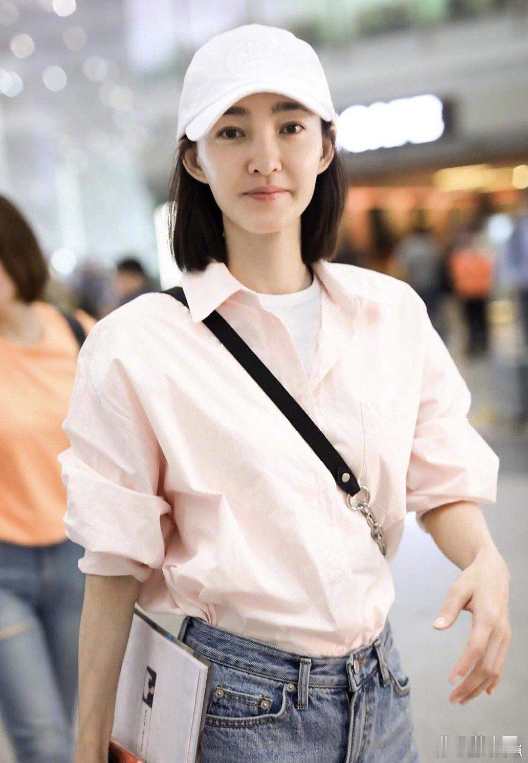 王丽坤又双叒叕素颜现身机场！粉色衬衫配牛仔裤，清新减龄，状态好到爆。​​​