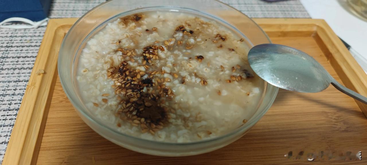 我的营养师是这么评价的:听起来是一顿简单又“自我安慰式健康”的晚餐：麦片提供碳