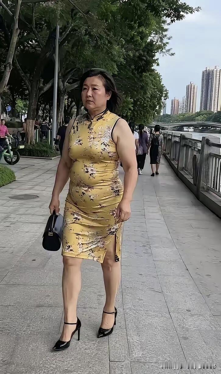 这位大妈一看就是城里退休的老人，颜值上看并不难看，但这条旗袍穿在她的身上，真的让