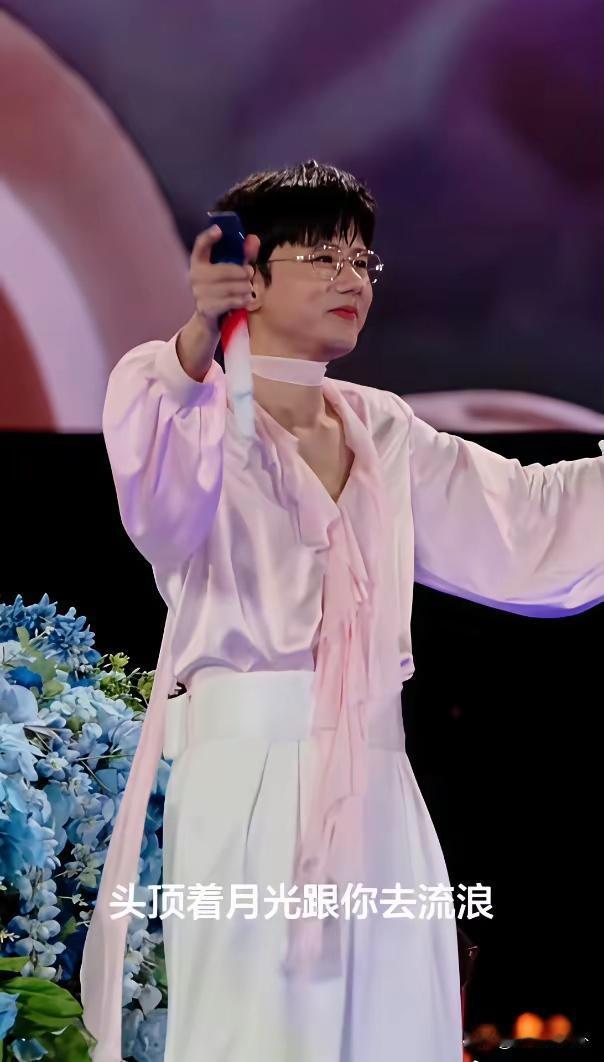 张杰这是穿上谢娜的衣服了吗？粉丝的锦缎衣服，还带着大片的荷叶边造型和灯笼袖，脖子