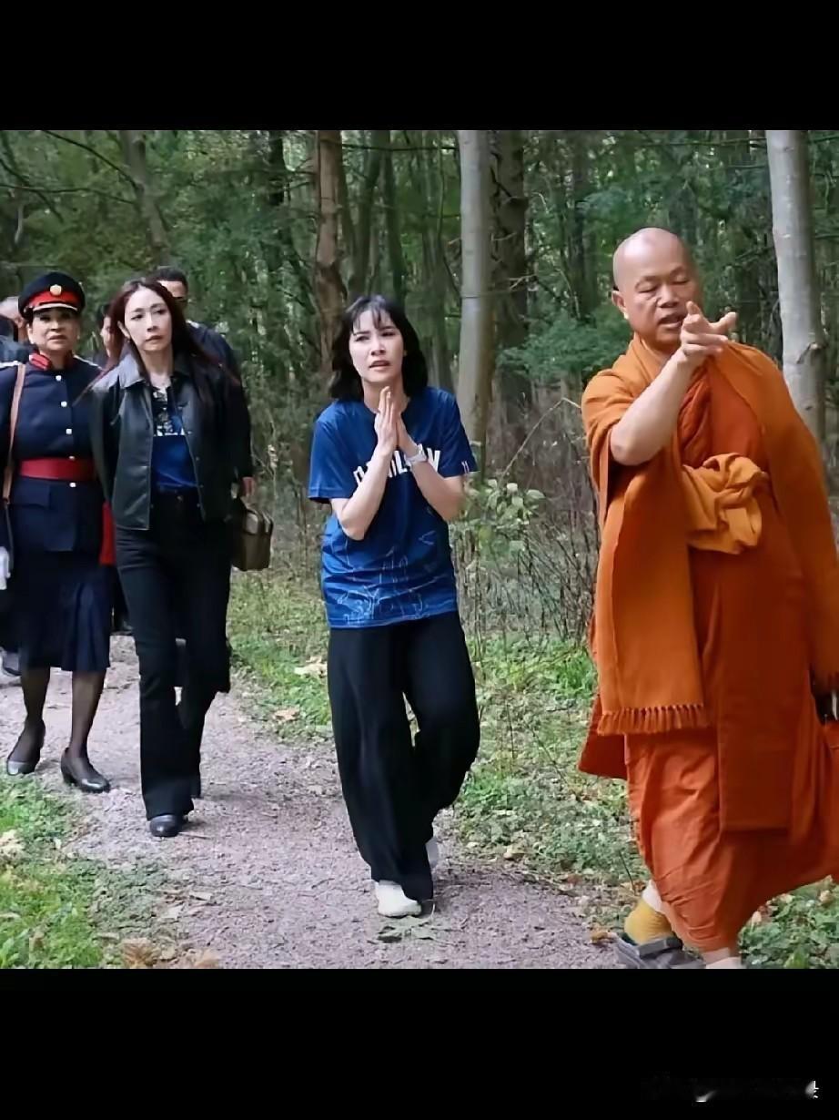 哎哟，诗妮娜贵妃如今真是相当自信松弛啊！诗妮娜贵妃继续在英国代表泰王玛哈主持活