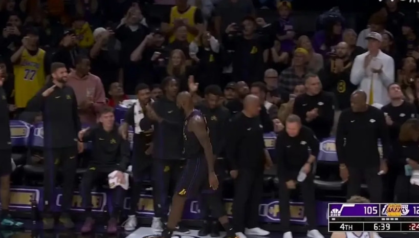 英雄！全场掌声给到詹姆斯！第四节6分39秒，詹姆斯被换下场休息，全场观众和替