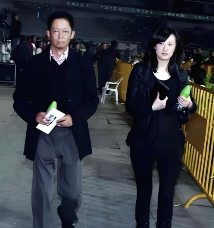 被王志文的表情给逗乐了，怎么有这么漂亮的一个富豪老婆陪伴一起出席活动，还是满脸的